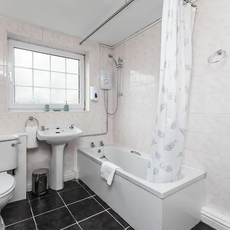 Spacious Three Bedroom Property! Hemsworth Exterior photo